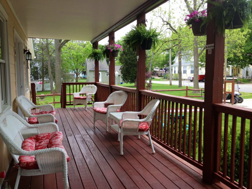 ahoy-inn-put-in-bay-relax-on-a-guest-deck